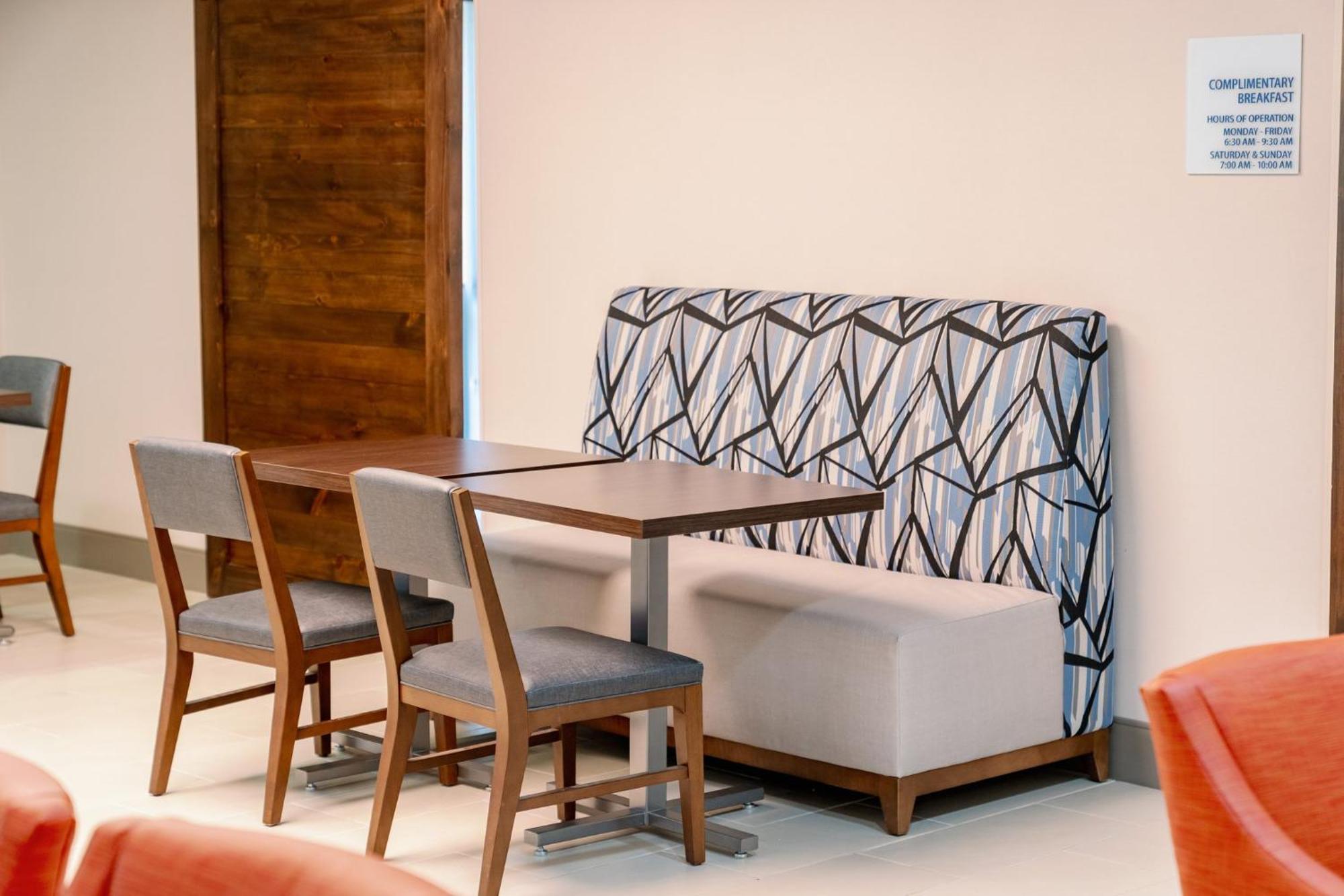 Holiday Inn Express Hotel Raleigh Southwest By Ihg Exterior foto